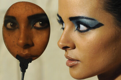 Veidrodis – mažas, telefone ar milžiniškas, ant dangoraižio fasado šiandien yra įspūdžio nebedaranti puošmena. Bet veidrodžio istorija kur kas sudėtingesnė.