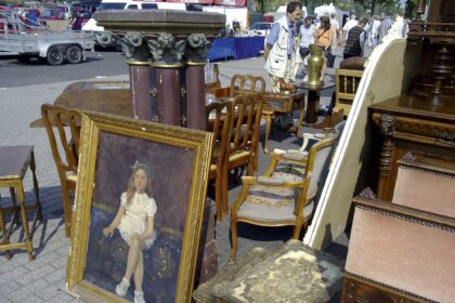 Čia – Briuselis. Nedidelis gerų galimybių miestas. Prieštaringas. Tuo pačiu metu siutinamai lėtas ir nepavejamas. Nuobodus ir gluminamas. Nugludintas protokolo ir ištvirkęs.