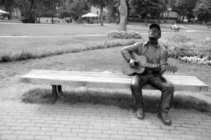 Per penkerius metus nuo Vytauto Kernagio mirties Vilniuje ir Nidoje atsirado dvi skulptūros, sostinei ir kurortui suteikę kernagiškos dvasios.