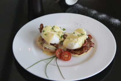 Kokie pusryčiai be kiaušinienės ar omleto? Indrė Leikauskė aplankė tris Vilniaus restoranus, kad sužinotų paprastų ir išradingų kiaušinienės receptų.