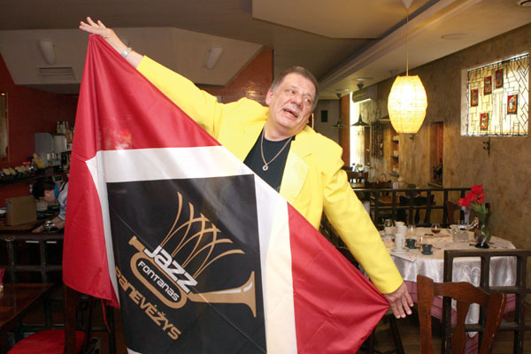 Muzikantui ir kompozitoriui J. R. Bagdonui Metų panevėžiečio apdovanojimas – lyg savo kraštiečių palaiminimas. "Sekundės" archyvo nuotr.