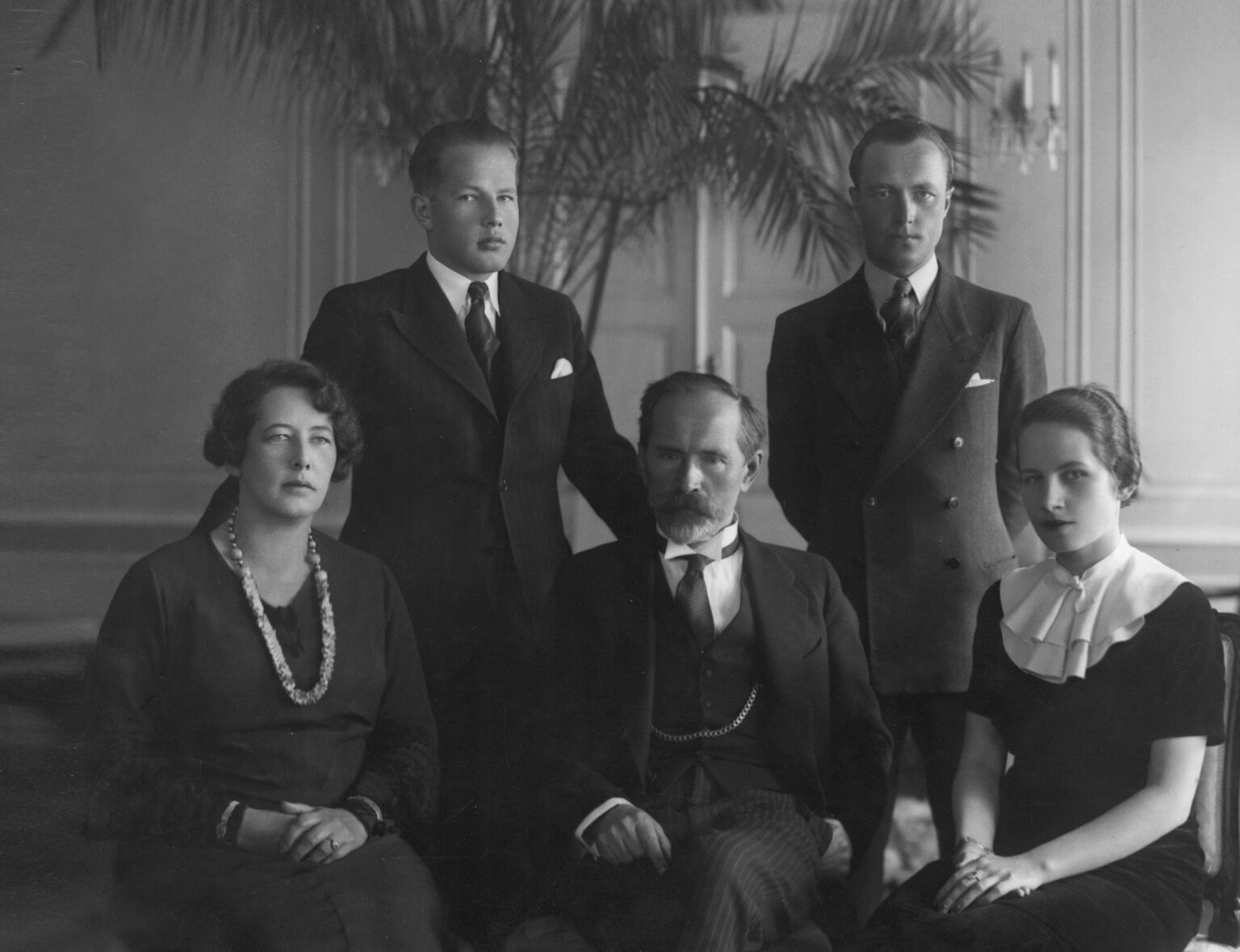 Tarpukariu pirmosios šalies ponios ėmėsi visuomeninės veiklos, mokėsi užsienio kalbų ir net kontroliavo Vyriausybės darbą