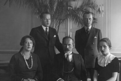 Tarpukariu pirmosios šalies ponios ėmėsi visuomeninės veiklos, mokėsi užsienio kalbų ir net kontroliavo Vyriausybės darbą