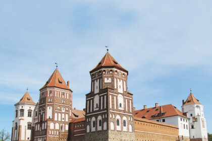 Per daugiau kaip dvidešimt nepriklausomybės metų Baltarusija ir troško likti ištikima sovietinei praeičiai, ir suskubo perimti LDK palikimo.