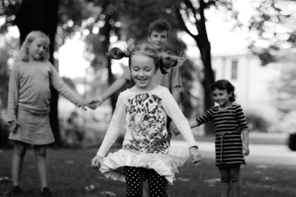 Už vaikų žaidimus smagesni tik vaikų žaidimai kieme. Ieva Rekštytė su menininkais bei vaikų raidos specialistais kalbasi apie įvairių kartų žaidimus