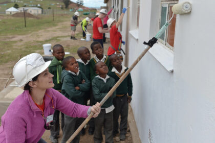 Savanoriška veikla užsienyje pirmiausia atrodo kaip įdomus būdas pažinti naują aplinką. Bet ši patirtis gali duoti kur kas daugiau.