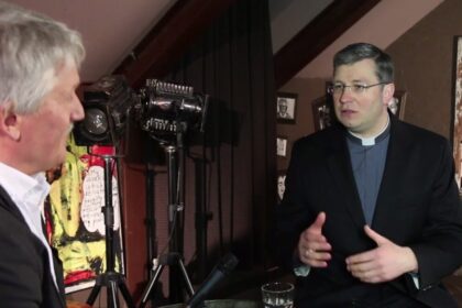 Pokalbio tema „Ar tikėti yra naudinga“ gali ne tik nustebinti, bet ir pasirodyti kontroversiška. Tai pokalbis apie tai, kuo šiandien tikime ir ar tai gali būti naudinga mums patiems, visuomenei?