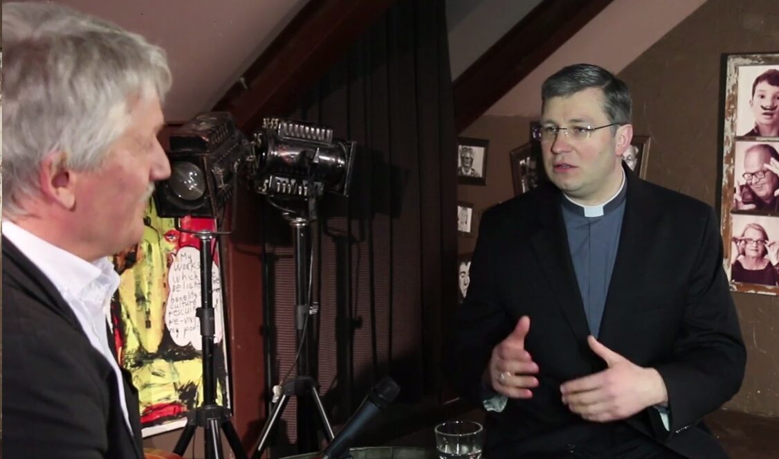 Pokalbio tema „Ar tikėti yra naudinga“ gali ne tik nustebinti, bet ir pasirodyti kontroversiška. Tai pokalbis apie tai, kuo šiandien tikime ir ar tai gali būti naudinga mums patiems, visuomenei?