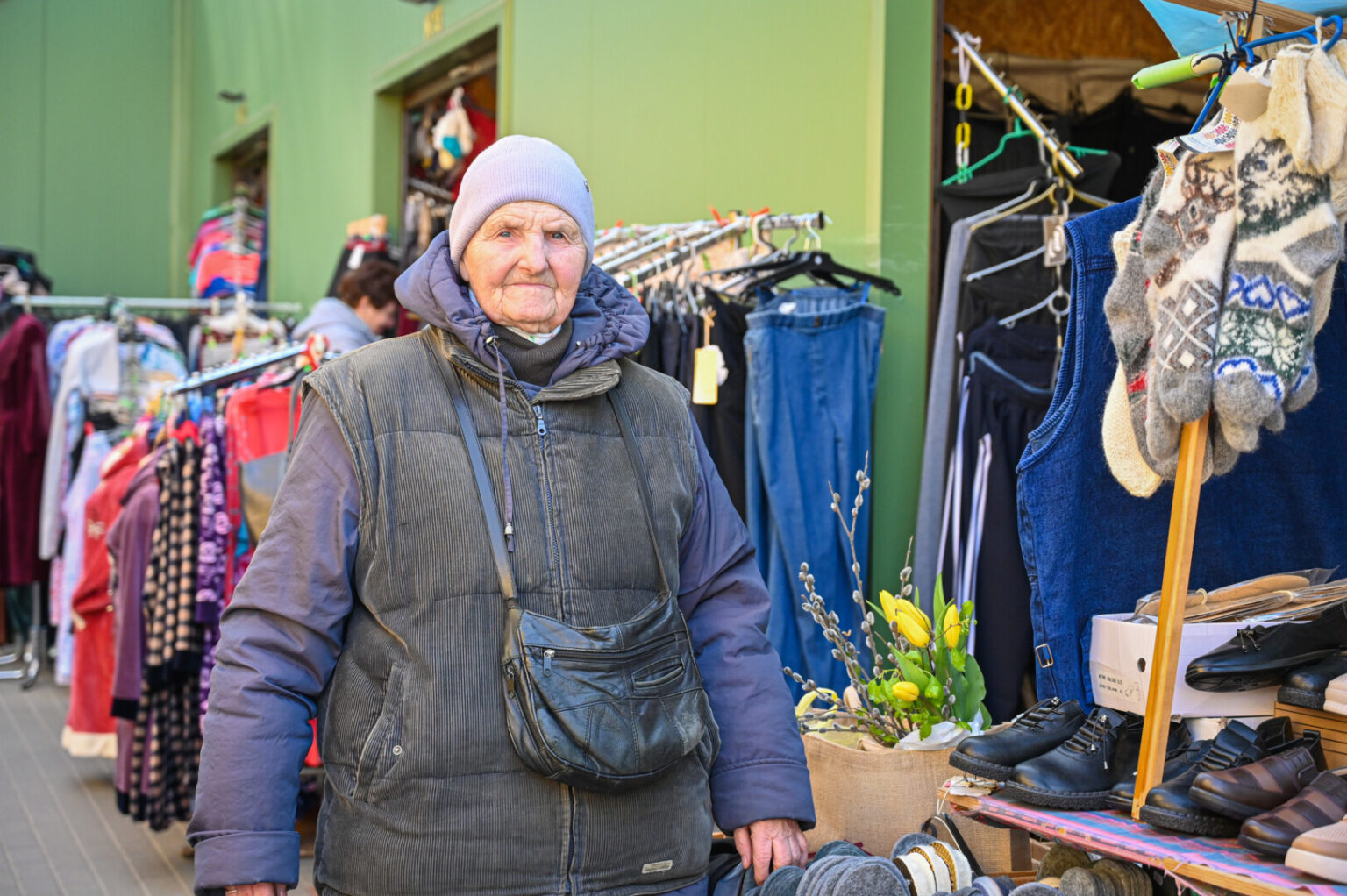 Panevėžietei 92-ejų Janinai Mulevičienei dar per anksti atsiduoti poilsiui. Daug metų vyriausiąja ekonomiste išdirbusi Janina pastaruosius dvidešimt septynerius metus kas rytą skuba į Panevėžio centrinį turgų, čia ant prekystalio išdėlioja vyrams skirtas prekes ir laukia pirkėjų