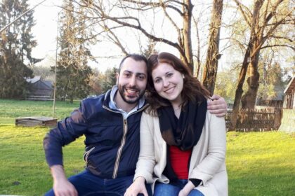 Panevėžietės Otilijos Kolodonskytės-Di Fazio ir jos sutuoktinio italo Salvatorės istorija tik dar kartą įrodo, jog negalia – ne argumentas save stabdyti. Jiedu nuo gimimo gyvena visiškos tylos pasaulyje, tačiau dėl to nejaučia barjerų ir net imasi darbų, kurie – nemenkas iššūkis ir girdintiesiems. Ne vienas panevėžietis yra važiavęs italo futbolininko Salvatorės vairuojamu taksi, o Otilija jau sausį pradės vadovauti Panevėžio kurčiųjų reabilitacijos centrui.