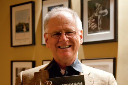 Judėti ir džiaugtis. Tokia kineziterapeuto ir knygų apie kūno derinimą autoriaus Samuelio Tatzo gydymo filosofijos santrauka.