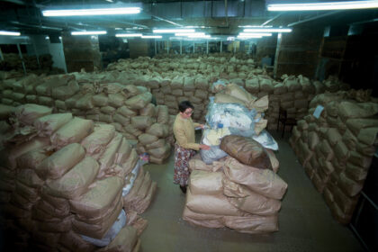 Žlugus komunistiniams režimams beveik visoje Vidurio ir Rytų Europoje bandyta išviešinti buvusius komunistų partijos narius, slaptųjų tarnybų bendradarbius ir agentus