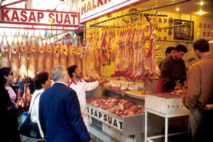 Iš Lietuvos jau vežama pagal islamo reikalavimus paskerstų gyvūnų – chalalinė – mėsa, tačiau gamintojai vis dar stovi ant savo didžiojo šanso slenksčio