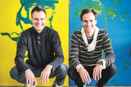 Per visą pokalbį menininkai Algirdas ir Remigijus Gataveckai beveik nepakeldami galvų pjaustė trafaretus naujausiam savo sumanymui