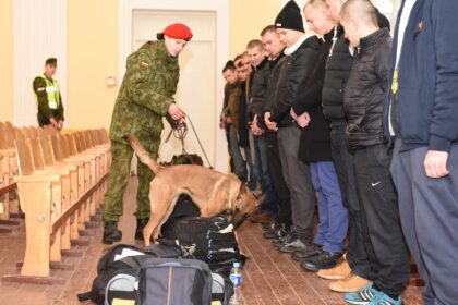Nuo kitų metų sausio 2 dienos iki gruodžio 31-osios Lietuvoje bus vykdomi šaukimai į privalomąją karo tarnybą.