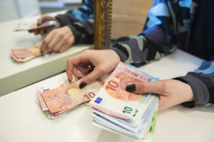 Atsakomybę, kodėl atlyginimai Lietuvoje – vieni žemiausių ES, investuotojai linkę suversti reformų vengiantiems politikams