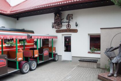 Panevėžio miesto savivaldybė paskelbė konkursus į teatro „Menas“, Lėlių vežimo, Muzikinio teatro direktorių pareigas. Konkursai paskelbti 2017 m. liepą įsigaliojus naujoms Profesionaliojo scenos meno įstatymo nuostatoms. Pretendentų dokumentai priimami iki gegužės 14 d.