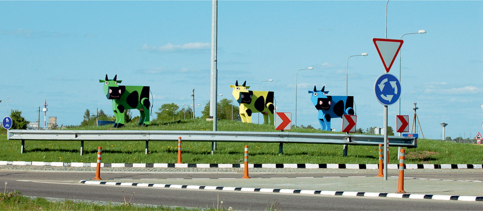 Keliuose įrengiamos žiedinės sankryžos padeda išvengti avarijų ir išsaugoti gyvybes, taip pat keičia šalies kraštovaizdį.