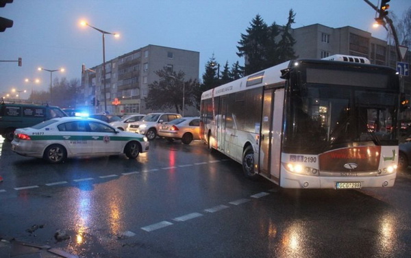 Pensininkei mirtinais spąstais tapusioje intensyvaus eismo sankryžoje dėl rekonstrukcijos darbų jau maždaug mėnesį neveikė šviesoforai. Žuvusioji buvo vienintelis artimas žmogus prieš keletą metų mamos netekusiam anūkui. T. MARKELEVIČIAUS nuotr.