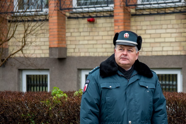 Komisariato viršininkas Egidijus Lapinskas net po tragedijos tvirtina, kad eismo saugumas nereguliuojamose sankryžose – ne policijos reikalas. T. ŠIAUDINIO nuotr.