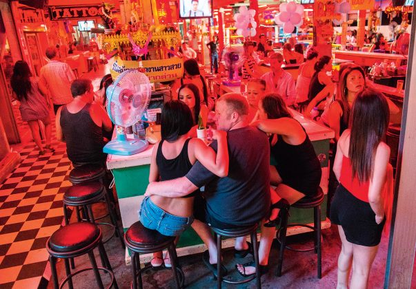 Baltaodžiai vakariečiai ir juos lydinčios jaunutės tailandietės – įprastas vaizdas Bankoke. (Vida Press nuotr.)