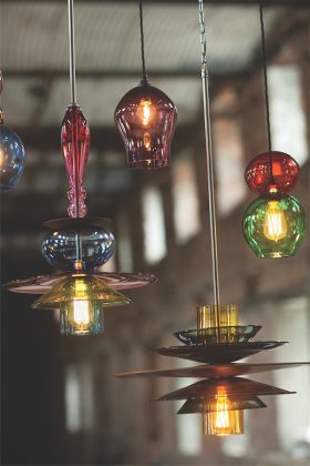 Britų gamintojo „Curiousa & Curiousa“ šviestuvų grupė sukuria elegantišką ir spalvingą drabužį Edisono lemputei.