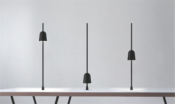 Šviesos stiprumas reguliuojamas pakeliant ar nuleidžiant ant vertikalaus laikiklio pamautą šviestuvo „Ascent“ gaubtą.