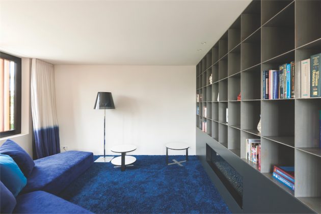 Antro aukšto bibliotekoje daug sodrios mėlynos spalvos, kuriančios santūrumo bei susikaupimo nuotaiką.