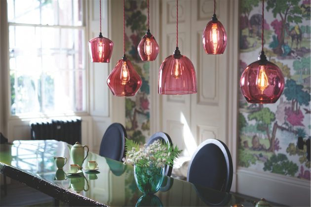 „Curiousa & Curiousa“ šviestuvų šokis retro interjere.