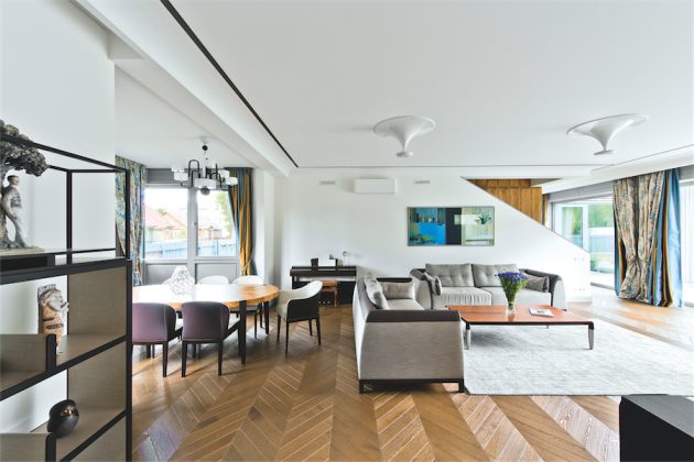 Svetainės baldai, pirkti salone STUDIO CASA, savo konstrukcija, medžiagomis, formomis pateikia užuominų į tarpukariu vyravusį art deco stilių.