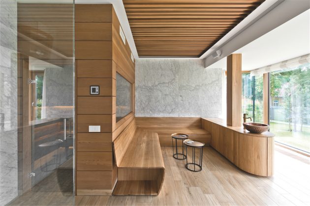 Erdvi pirtis įrengta priestate, atskirai nuo gyvenamųjų patalpų. Priepirčio vitrininiai langai įleidžia daug natūralios šviesos ir padeda neprarasti sąsajos su aplinka.