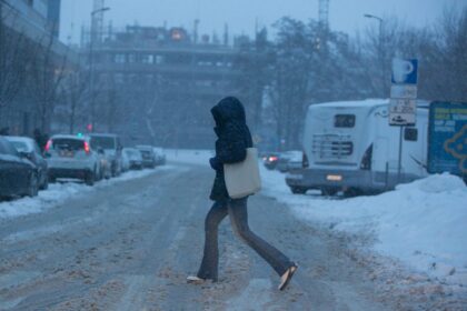 Košmariškos eismo sąlygos praėjusią parą Panevėžyje gatves pavertė ledo čiuožyklomis. Trečiadienį baigiantis darbo dienai siaučiant pūgai, o gatvėms pasidengus pačiu pavojingiausiu vadinamuoju „juodu“ ledu, net ir vos daugiau nei 20 kilometrų per valandą greičiu judantys automobiliai slysčiojo ir buvo sunkiai valdomi.