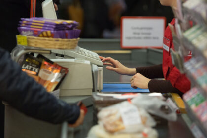 77 metų panevėžietė prekybos centre Panevėžyje pasigedo piniginės.