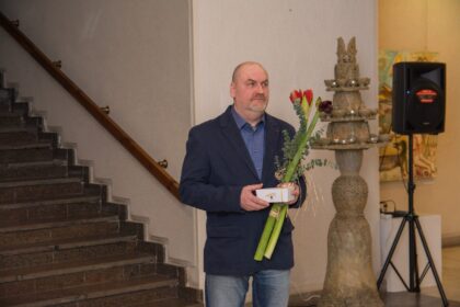 Panevėžiečio Osvaldo Juškos paveiksluose sakralinė literatūra įgauna kitokį pavidalą ir netikėtas spalvas. Atidarytoje parodoje dailininkas pateikė savąją Kryžiaus kelio interpretaciją.