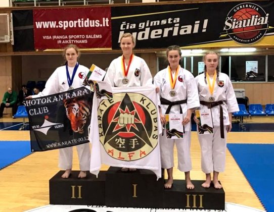 APDOVANOTA. Ant nugalėtojų pakylos Rūta Zigmantavičiūtė (antra iš kairės).