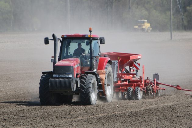 traktoriai-seja-9-dirbama-zeme-laukai-virsus