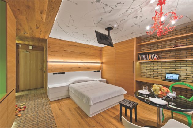 Interjere dominuoja dvi medžiagos: klinkeris, simbolizuojantis miestą, ir ąžuolas - gamtą.