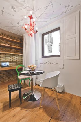 Be funkcionalių, šiame bute nemažai ir dekoratyvinių detalių: stilizuotos langinės, žvaigždėtas dangus, primenantis apie lietuvių mėgstamą pasisėdėjimą po atviru dangumi su draugais, taburetė, papuošta tautiniais raštais.