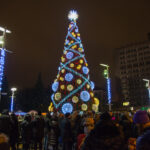 Panevėžys pagaliau prisijungė prie šventiškai pasipuošusių didžiųjų Lietuvos miestų. Penktadienio vakarą ne tik įžiebta eglutė, bet ir pradėjo veikti kalėdinės mugės, o renginių turėtų nestigti iki pat Naujųjų metų. Kokios bus Panevėžio Kalėdos?