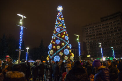 Panevėžys pagaliau prisijungė prie šventiškai pasipuošusių didžiųjų Lietuvos miestų. Penktadienio vakarą ne tik įžiebta eglutė, bet ir pradėjo veikti kalėdinės mugės, o renginių turėtų nestigti iki pat Naujųjų metų. Kokios bus Panevėžio Kalėdos?
