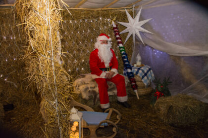 Į šventinį šurmulį įsisuko KTU Panevėžio technologijų ir verslo fakulteto bendruomenė. Jie antrus metus iš eilės panevėžiečius ir jų atžalas pakvietė į šiaudais kvepiantį Kalėdų Senelio kiemelį.