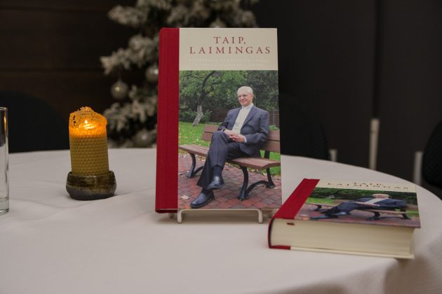 Kardinolas pasirašė ant įsigytų knygų. T. Šiaudinio nuotr. 