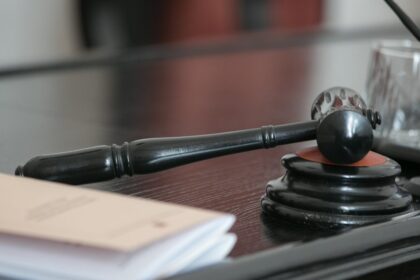 Panevėžio apygardos prokuratūroje baigtas ikiteisminis tyrimas dėl nužudymo. Netrukus į teisiamųjų suolą sės 56 metų panevėžietis V. V., kaltinamas tyčiniu artimos draugės nužudymu.