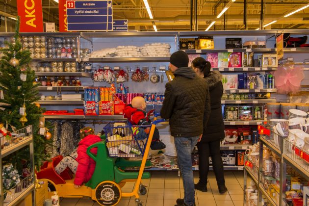 Kalėdų dovanų lietuviai pradėjo dairytis dar lapkričio mėnesį, o dabar skuba įsigyti tik paskutines smulkmenas. 