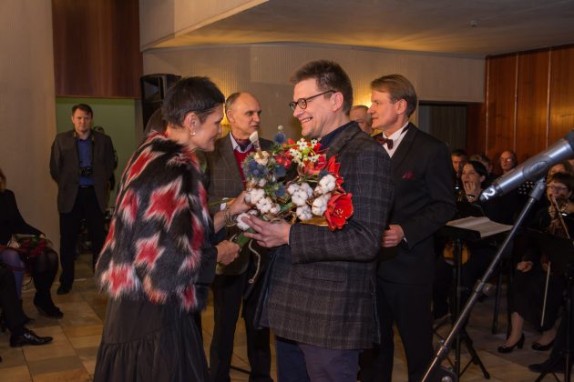 Įvertintas. Dailininkui R. Grikevičiui šis apdovanojimas jau buvo antras per pastaruosius porą mėnesių. Visai neseniai jam įteikta Savivaldybės įsteigta Kultūros ir meno premija. T. Šiaudinio nuotr.