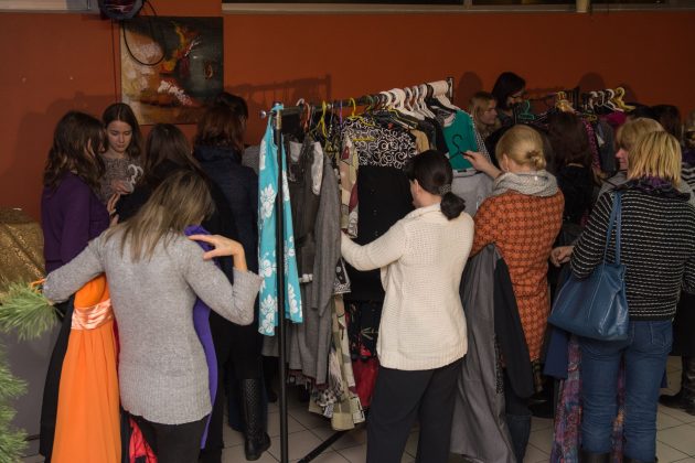 PAGELBĖJO. Akcijos iniciatorė E. Maštavičienė panevėžietėms padėjo išsirinkti tinkamiausias sukneles. T. Šiaudinio nuotr.