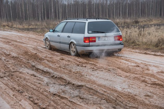 Purvynai. Kelias į prestižinį Stetiškių rajoną virto neišvažiuojama klampyne. T.Šiaudinio nuotr.