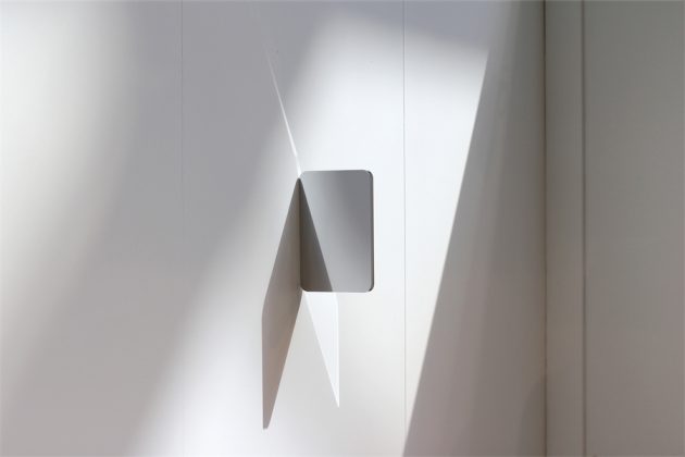 Šviesos objektas „Right Angled Mirror“ gali atrodyti tarsi kabantis ore.