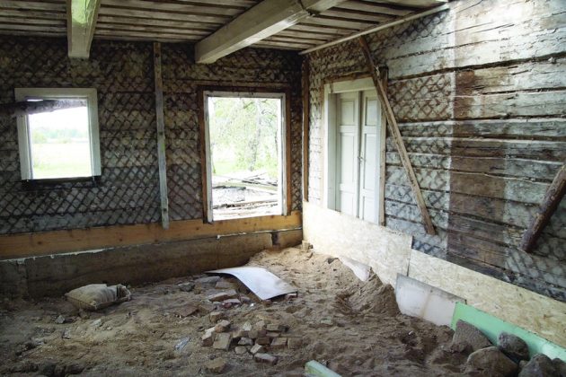 Autentiškos detalės pasižymi ypatingu šiltumu. Tinkuotos rąstinio namo sienos - jau ne prabangos ženklas.