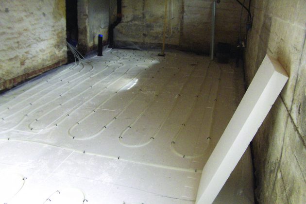 Šildomas grindis įsirengti įmanoma net ir sename name.